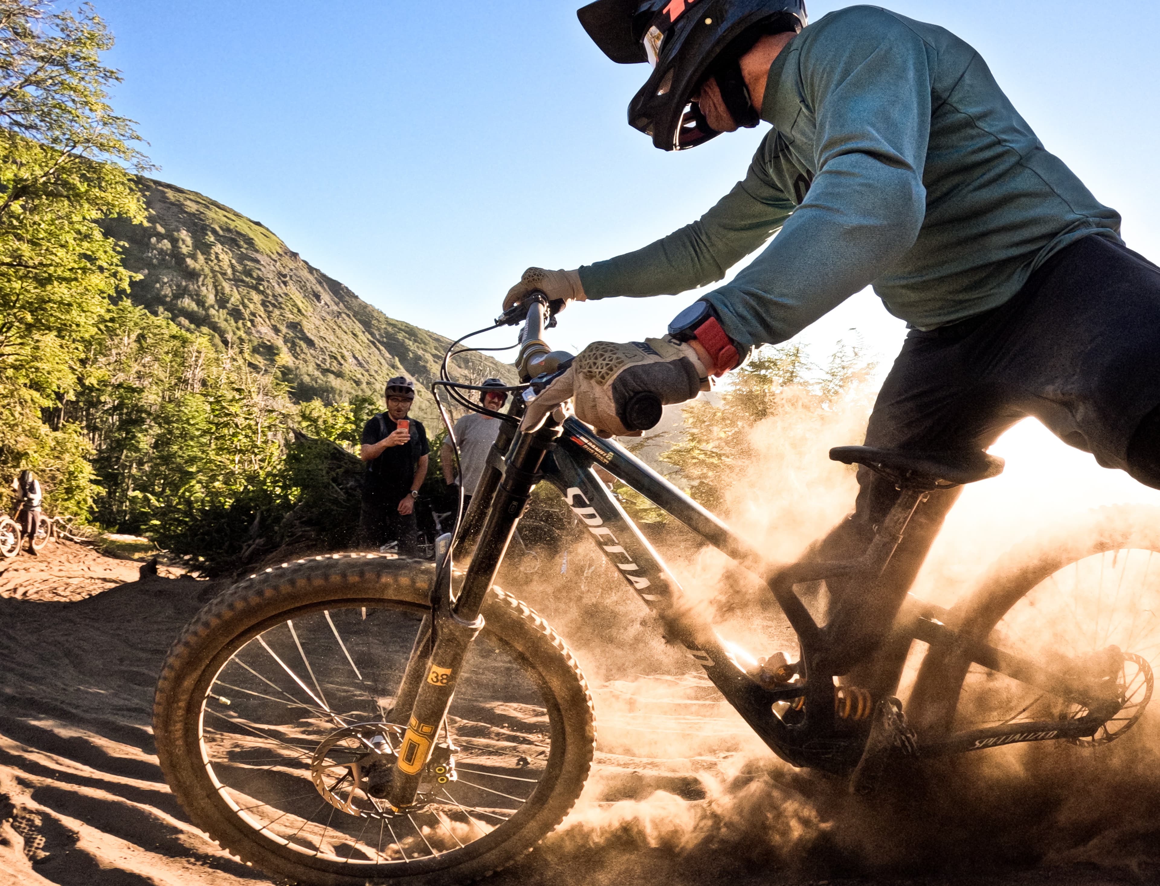 Rider de AMBA Racing tomando una curva en tierra