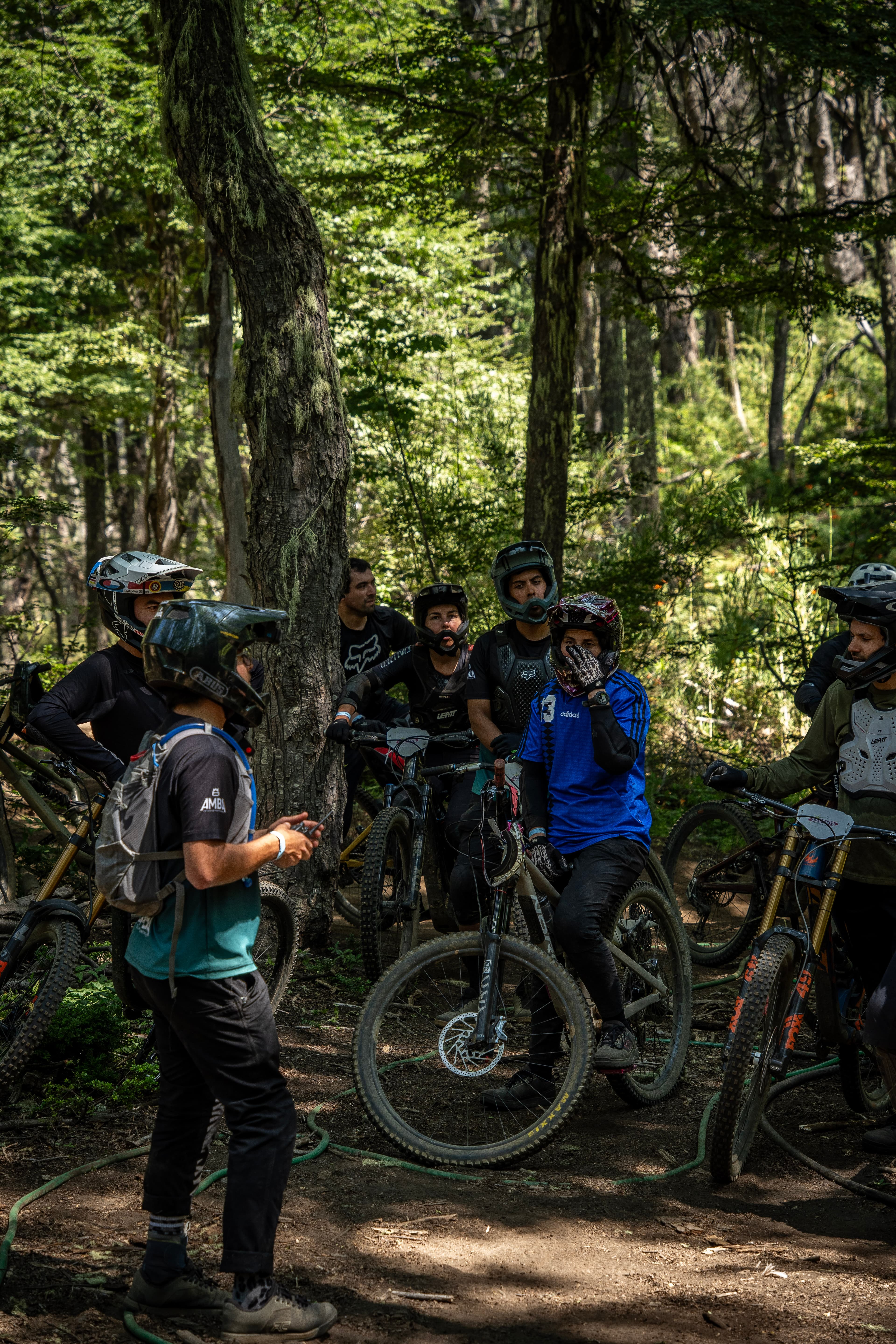 Coach AMBA dando instrucciones al grupo en el bosque