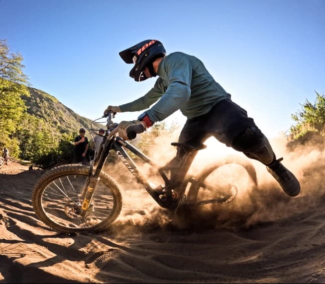 Rider levantando polvo en una curva