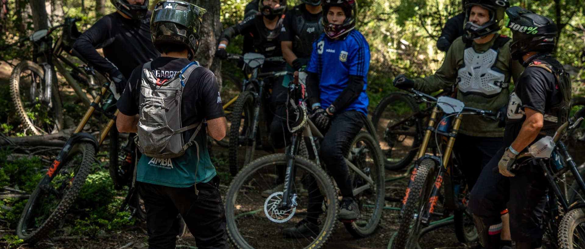 Grupo AMBA escuchando indicaciones de un coach en el bosque