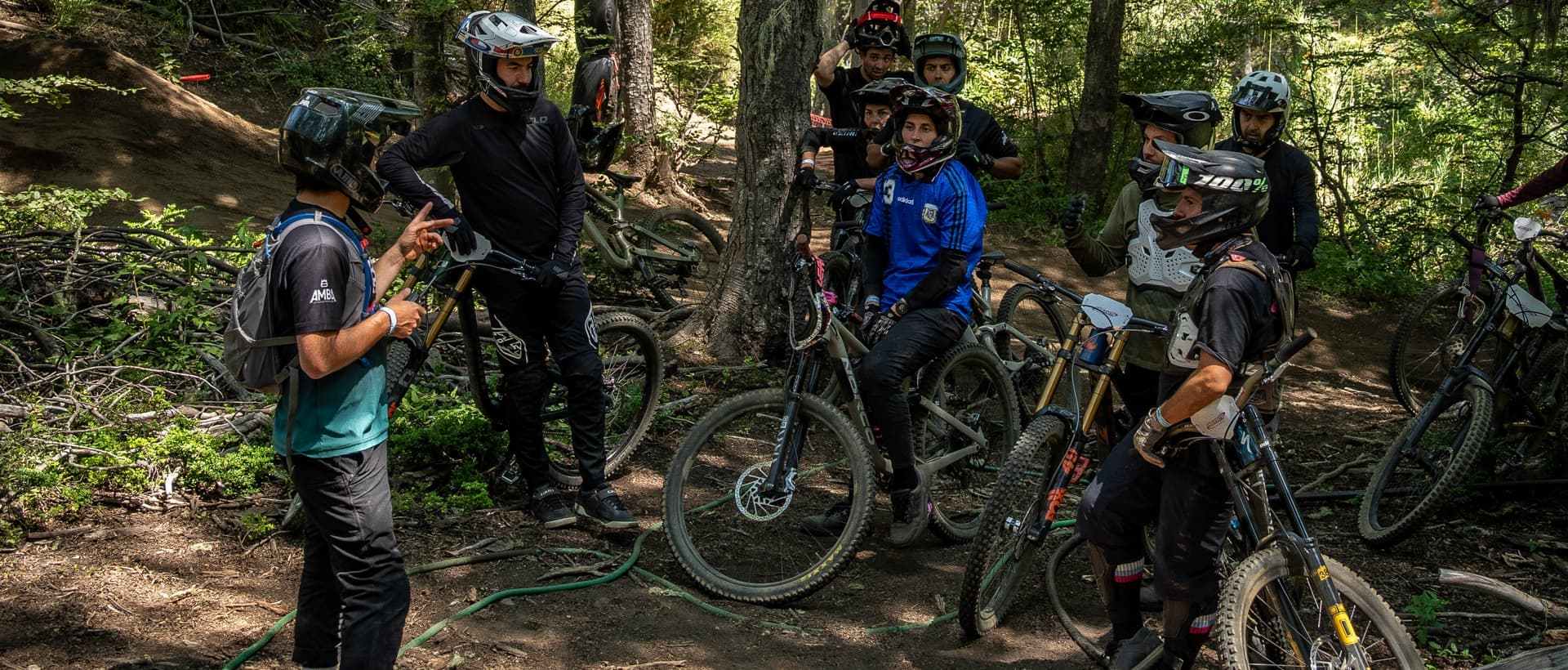 Coach de AMBA explicando la técnica a un grupo en el bosque