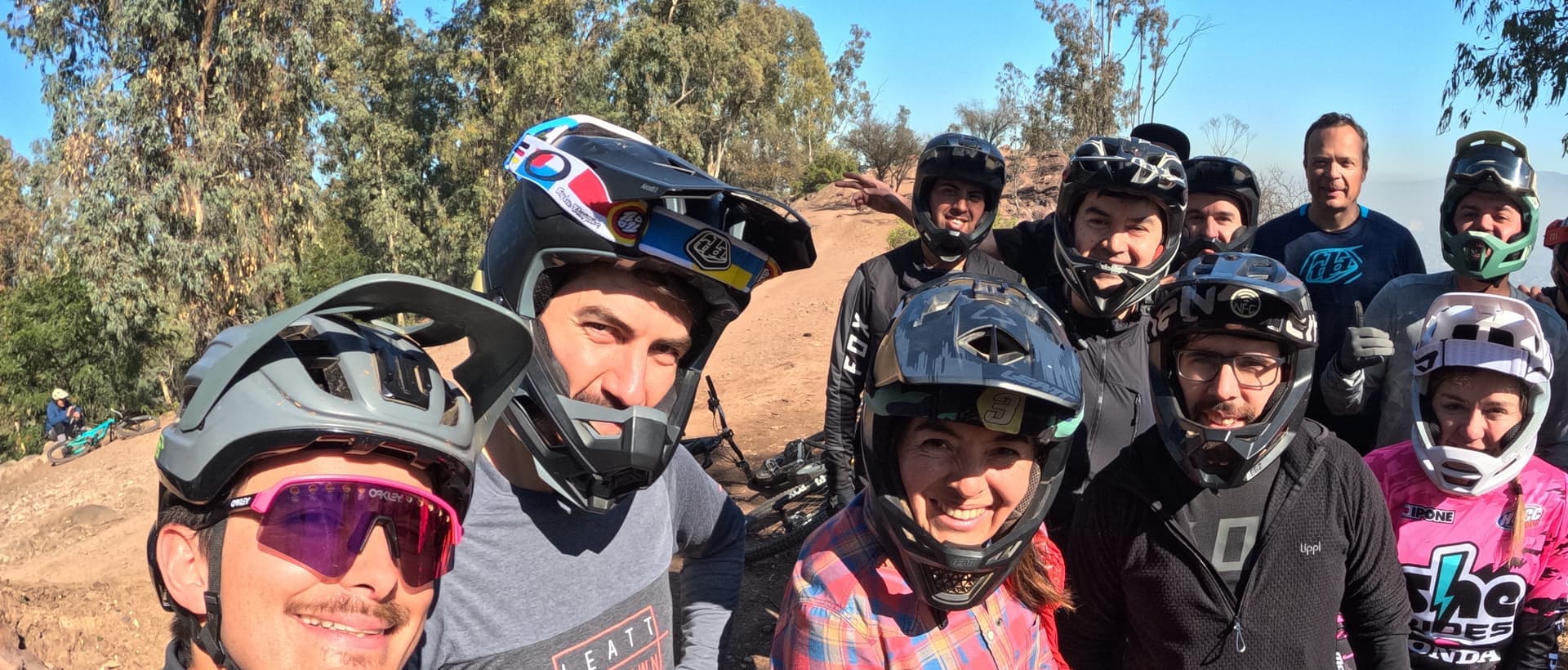 Grupo AMBA sonriendo en la cima de un cerro